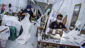 FOTO: Pembuatan APD untuk Tenaga Medis Lawan Corona