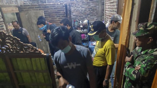 Densus 88 Antiteror Polri menangkap empat orang terduga teroris di Jawa Tengah yang merupakan anggota JAD dari Makassar, Semarang, Temanggung, Kendal.