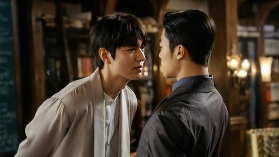 Lee Min Ho Senyum Jahil ke Lawan Mainnya di Drama Baru, Ada Apa Ya? Cuplikan baru dari drama Korea The King: Eternal Monarch. Lee Min Ho melemparkan senyum jahilnya pada lawan mainnya, Woo Do Hwan.