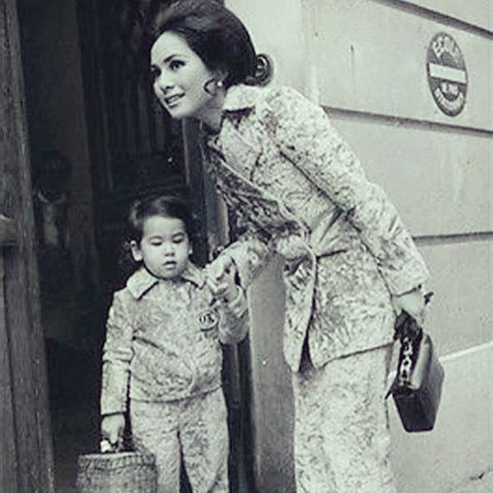 <p>Kecantikan Dewi Soekarno terlihat jelas di foto ini. Pakaian semi formal dan rambut yang disasak membuat penampilannya terlihat sempurna. (Foto: Instagram @kartikasoekarnofoundation)</p>