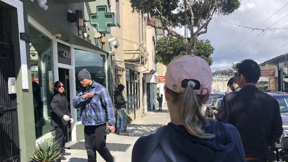 FOTO: Borong Ganja, Siasati Lockdown di California