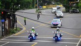 Foto: Pemakaman Ibunda Jokowi Presiden Joko Widodo beserta keluarga mengantar sang ibunda, Sujiatmi Notomiharjo ke liang lahat di pemakaman keluarga di Dukuh Mundu, Gondangrejo.