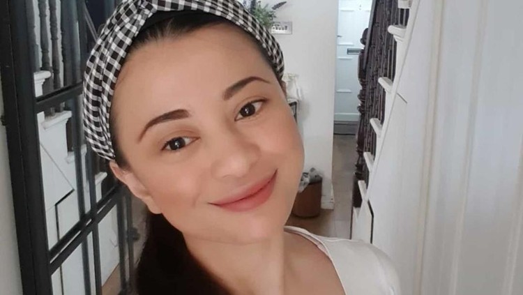Inggris memutuskan untuk lockdown karena pandemi corona. Angie 'Virgin' yang tinggal bersama suami dan anak di sana, berbagi kesehariannya saat isolasi diri.