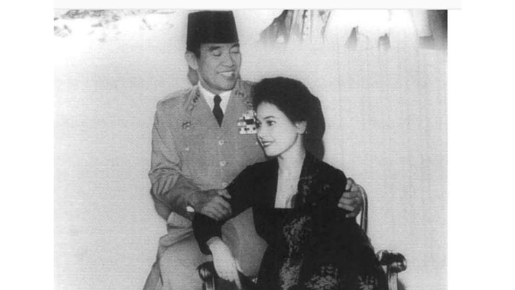 Soekarno melamar Madame Dewi di Tampaksiring, Bali. Kalimat romantis yang diucapkan Soekarno kala itu berhasil membuat Dewi jatuh ke pelukannya.