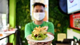 FOTO: Sepotong 'Corona' di Meja Makan