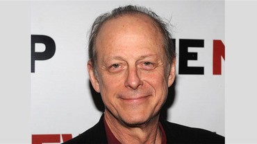 Aktor Hollywood Mark Blum Meninggal Dunia karena Komplikasi COVID-19