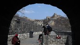 FOTO: Geliat Tembok Besar China Usai Diterpa Corona Industri pariwisata China yang sempat ambruk karena wabah corona kini perlahan mulai bergeliat. Tembok Besar China pun mulai dikunjungi wisatawan.