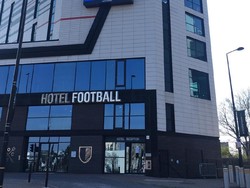 Media Inggris Sebut Hotelnya Merugi, Gary Neville Beri Jawaban Menohok