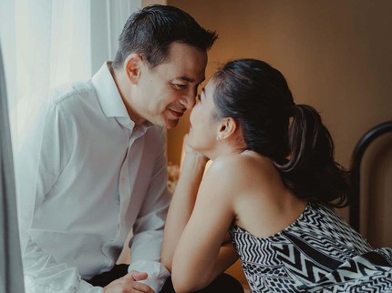 Ari Wibowo Gendong Istri di Pantai, Sukses Bikin Netizen Iri