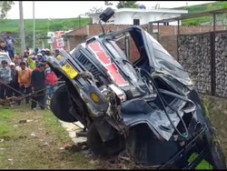 Elf Ugal-ugalan di Garut Nyemplung ke Selokan, 1 Penumpang Tewas