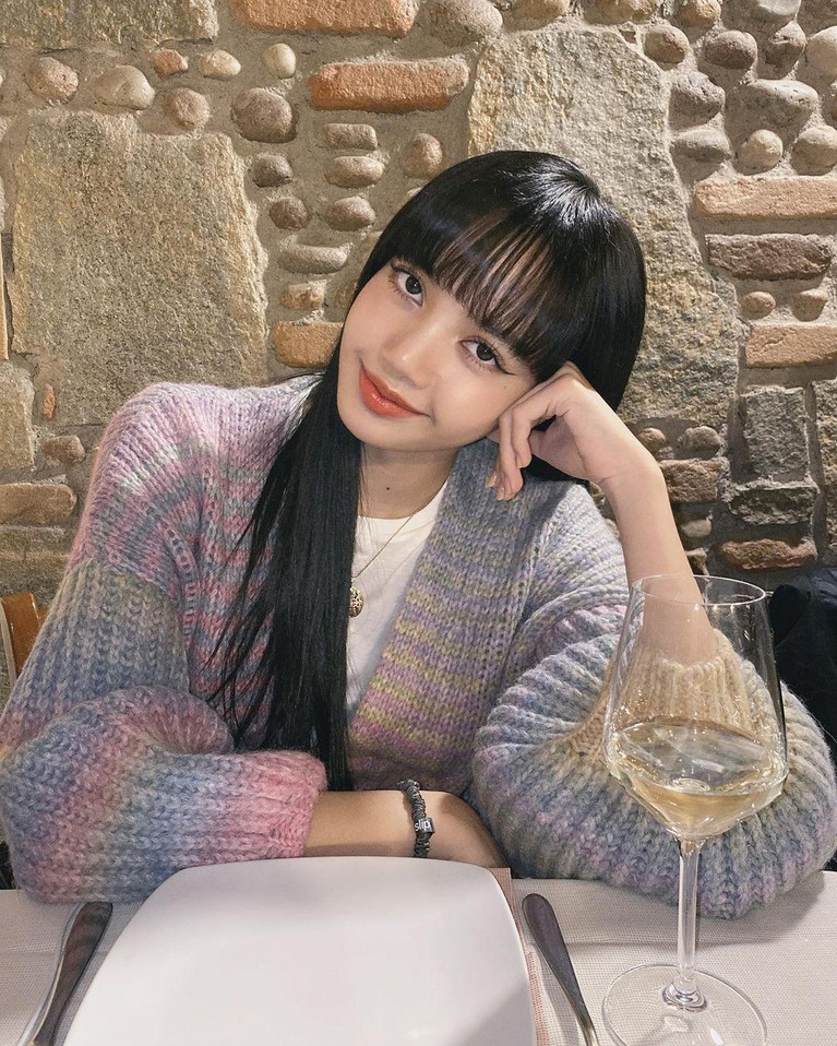 7 Pesona Lisa BLACKPINK di Usia 23 Tahun, Cantik nan Elegan Lisa Manoban atau Lisa BLACPINK hari ini Jumat (27/3) merayakan ulang tahun yang ke-23.