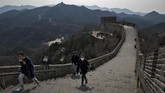 FOTO: Geliat Tembok Besar China Usai Diterpa Corona Industri pariwisata China yang sempat ambruk karena wabah corona kini perlahan mulai bergeliat. Tembok Besar China pun mulai dikunjungi wisatawan.