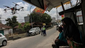 FOTO: Guyuran Disinfektan di Jalanan Indonesia