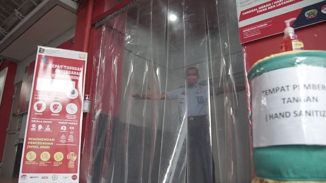 Penggunaan bilik diinfeksi yang menyemprotkan cairan disinfektan langsung ke tubuh tidak direkomendasikan lantaran berisiko.