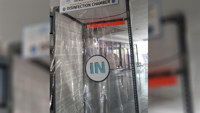 Mahasiswa UNS membuat ruang penyemprot disinfektan pencegah penularan virus corona bagi warga yang kerap beraktivitas di luar rumah.