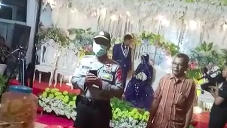 Demi cegah penularan Corona, polisi di Jember bubarkan resepsi pernikahan. Alhasil, keluarga dan pengantin bingung. Video itu viral di media sosial, Bunda.