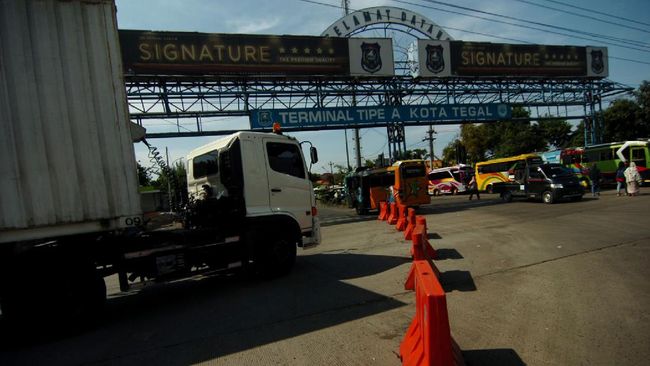 Karantina Wilayah, 95 Persen Jalan di Tegal Sudah Ditutup Wali Kota Tegal juga meminta masyarakat yang masih merantau untuk tidak pulang kampung ke Tegal, Jawa Tengah sampai wabah virus corona berhenti.