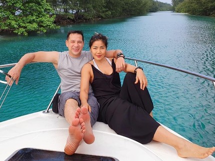 Masih Kece Meski Tak Muda Lagi, Istri Ari Wibowo Buka Rahasia Awet Mudanya