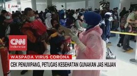 VIDEO: Cek Penumpang, Petugas Kesehatan Gunakan Jas Hujan