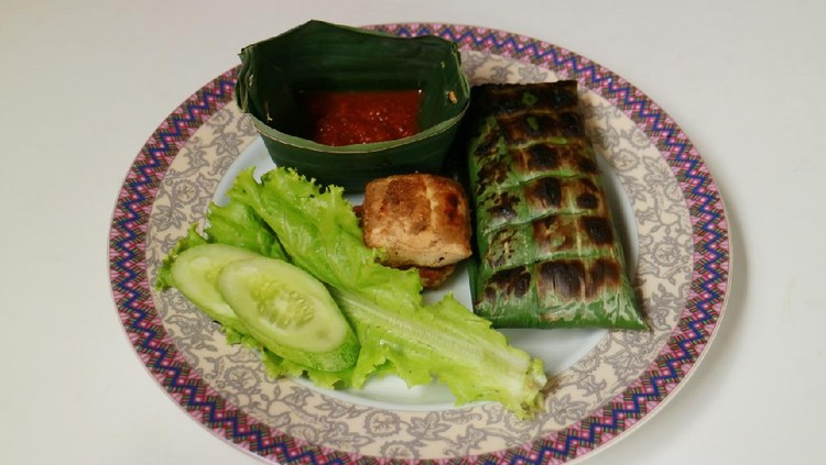 Nasi Bakar : this kind of food is so familiar in Asia, mostly in Indonesia. This rice is wrapped by using banana leaf and then roasted by using charcoal.