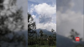 VIDEO: Merapi Erupsi, Abu Vulkanik Hujani Yogyakarta-Magelang