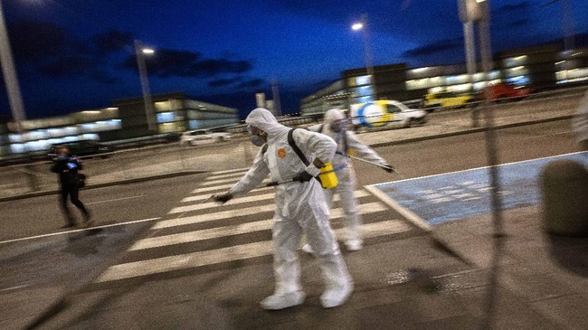 Spanish UME (Emergency Army Unit) soldiers disinfect the terminal to prevent the spread of COVID-19 at the airport of Barcelona, Spain, Thursday, March 19, 2020. For most people, the new coronavirus causes only mild or moderate symptoms. For some, it can cause more severe illness, especially in older adults and people with existing health problems. (AP Photo/Emilio Morenatti)