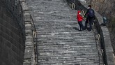 FOTO: Geliat Tembok Besar China Usai Diterpa Corona Industri pariwisata China yang sempat ambruk karena wabah corona kini perlahan mulai bergeliat. Tembok Besar China pun mulai dikunjungi wisatawan.