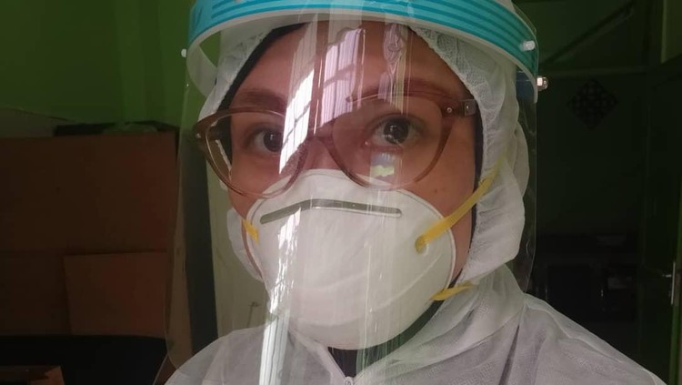 Istri almarhum Bani Seventeen, yang berprofesi sebagai dokter, meminta masyarakat untuk diam di rumah selama pandemi Corona. Alasannya sangat menyentuh.