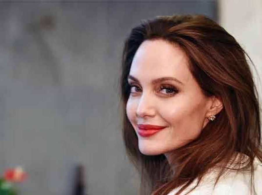 Angelina Jolie Selain penyanyi Duffy, deretan artis Hollywood ini juga turut menjadi korban pelecehan seksual.