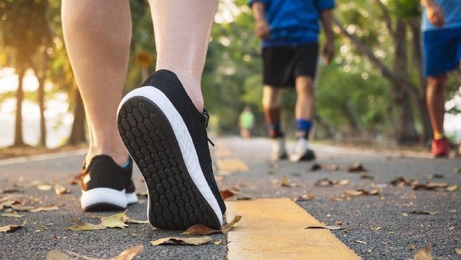 Jalan kaki bisa menurunkan berat badan. Namun, berapa lama jalan kaki yang baik buat turunkan berat badan? Simak rumusnya.