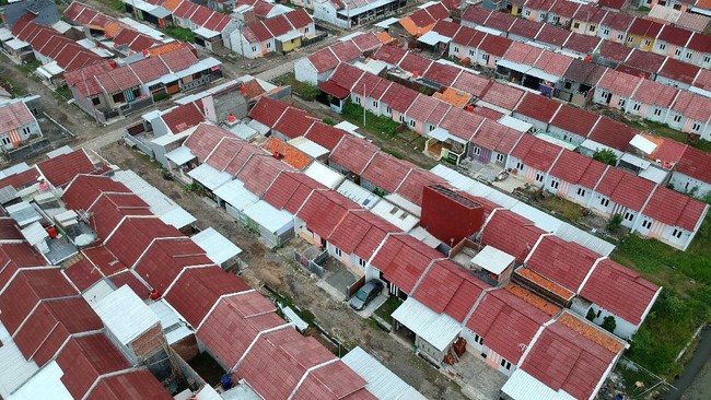 Foto aerial perumahan subsidi di Kelurahan Pesurungan, Tegal, Jawa Tengah, Jumat (7/2/2020). Kementerian Pekerjaan Umum dan Perumahan Rakyat bekerjasama dengan Bank Tabungan Negara (BTN) sebagai penyalur KPR Subsidi bagi Masyarakat Berpenghasilan Rendah (MBR), mengalokasikan anggaran untuk Fasilitas Likuiditas Pembiayaan Perumahan (FLPP) pada 2020 sebesar Rp11 triliun untuk memfasilitasi 102.500 unit rumah. ANTARA FOTO/Oky Lukmansyah/pd.