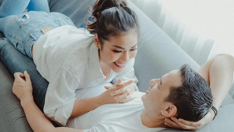 Baca berita terpopuler HaiBunda hari ini. Mulai dari mesranya istri cium kening Ari Wibowo yang bikin netizen baper, hingga resep es pisang ijo.