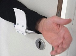 Aman! Alat Ini Bantu Kalian Tidak Pegang Handle Pintu