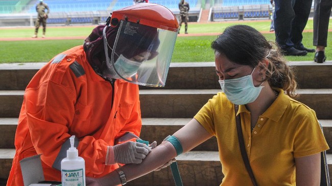 Gubernur Jatim Khofifah Indar Parawansa meminta percepatan tes PCR bagi warga yang dinyatakan positif Corona dalam rapid test.