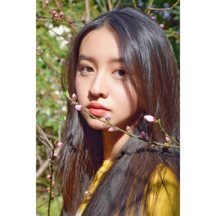 <p>Debut pertamanya sebagai model ketika menjadi cover majalah Elle.</p>