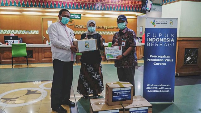 PT Pupuk Indonesia menyalurkan bantuan berupa 2.000 masker medis dan 1.500 sarung tangan karet kepada RSUD Cengkareng, Jumat (27/3).