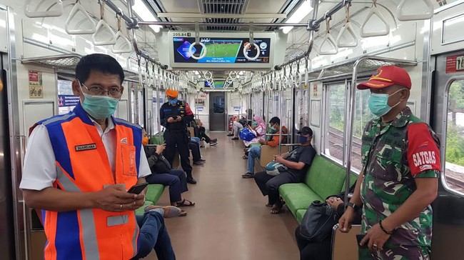Jika ada penumpang yang tidak patuh menjaga jarak di KRL, personel Korps Marinir TNI Al tidak akan segan menegur.