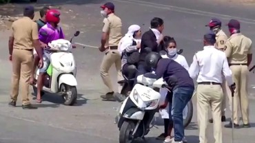 Harap Patuh! Kalian Habis Dipukuli Polisi Kalau Keluyuran Kayak di Negara Ini