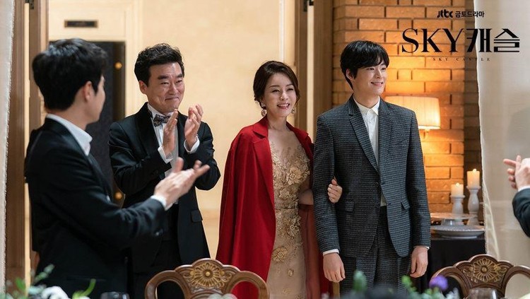 Menceritakan lima keluarga kaya di Korea, Sky Castle menghadirkan konflik yang menarik. Mulai dari konflik suami istri, hingga persaingan antar keluarga.