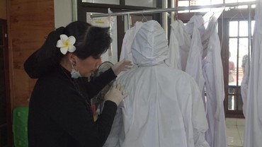 Cerita Menyentuh Anne Avantie Produksi APD dan Disumbangkan