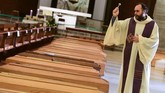 FOTO: Sendu Pemakaman Korban Covid-19 Italia Tanpa Keluarga Pemakaman korban meninggal Covid-19 di Italia dilakukan tanpa dihadiri oleh keluarga dan sanak saudara.