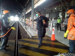 Polisi Bagikan Formulir ke Pemudik yang Baru Datang di Semarang