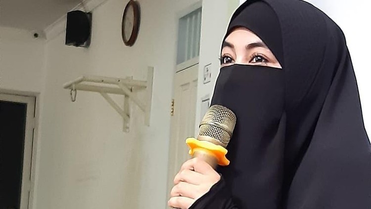 Istri mendiang Ustaz Jefri Al Buchori, Ummi Pipik membuat tulisan tentang virus corona. Tulisannya di media sosial tengah ramai diperbincangkan, Bun.