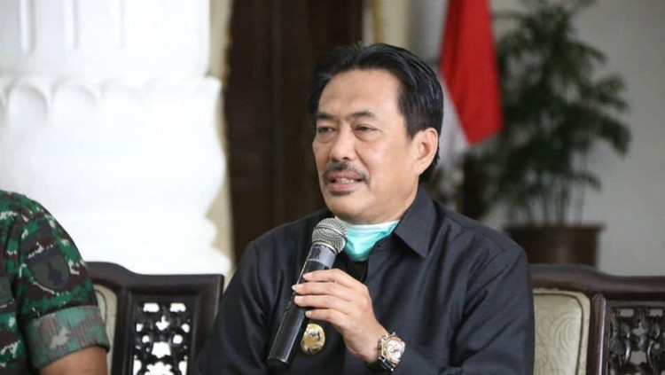 Wakil Bupati Sidoarjo ikut turun tangan memakamkan jenazah pasien corona. Ini dilakukannya demi meyakinkan tukang kubur yang pergi dan ketakutan.
