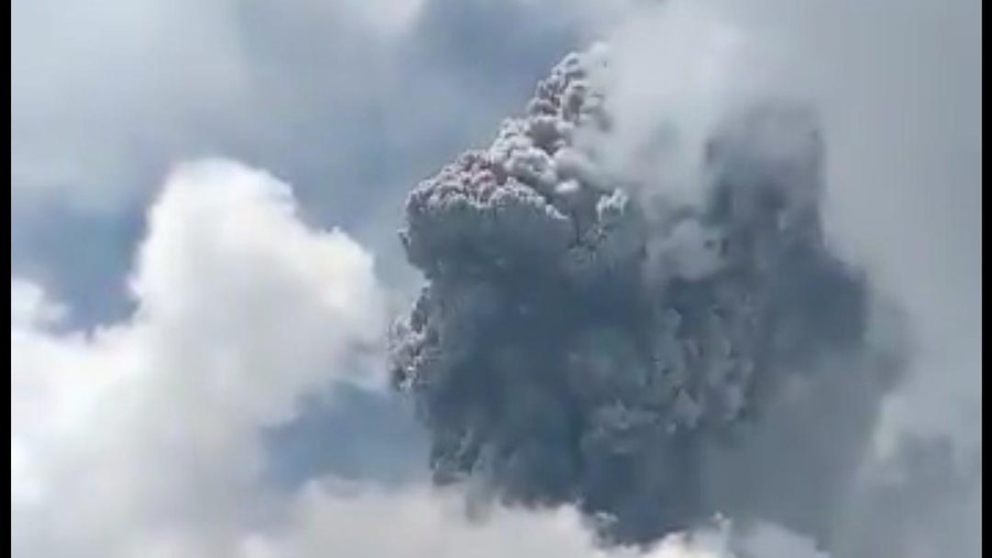 Penampakan Eyang Semar muncul di awan erupsi Gunung Merapi. Banyak yang percaya hal baik akan segera datang di Indonesia.