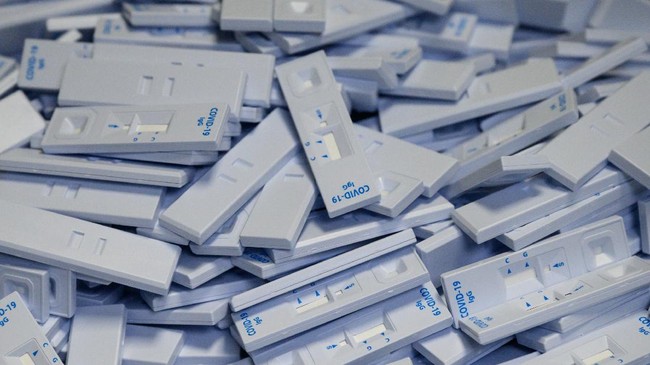Orang RI Klaim Buat Alat Rapid Test Corona Mandiri Murah Alat rapid test corona mandiri tersebut diklaim sudah dapat lisensi dan hanya butuh waktu 10 menit pengetesan dengan harga yang murah.