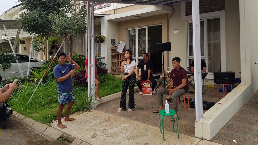 Brisia Jodie menggelar konser di depan rumahnya untuk menghibur tetangganya.