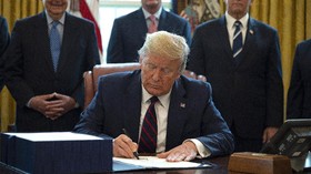 VIDEO: Trump Luncurkan Stimulus Ekonomi 2 Triliun Dolar