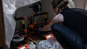 Relawan Inggris Pakai Printer 3D Buat Masker Cegah Corona