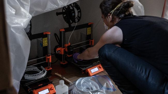 Relawan Inggris Pakai Printer 3D Buat Masker Cegah Corona Berbekal printer 3D, para relawan di Inggris membuat masker seluruh wajah yang disumbangkan ke para tenaga medis untuk melawan corona (Covid-19).